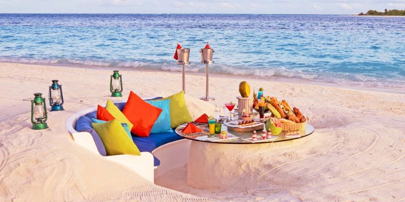 beach dining at Kihaa Maldives