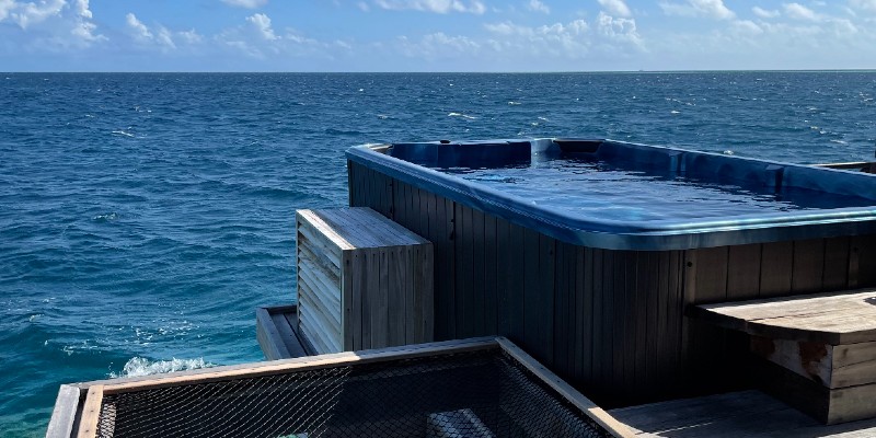 Jacuzzi pool overlooking the ocean