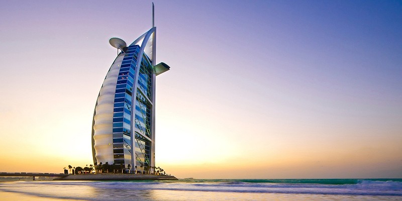 Image of the Burj Al Arab from the perspective of the beach