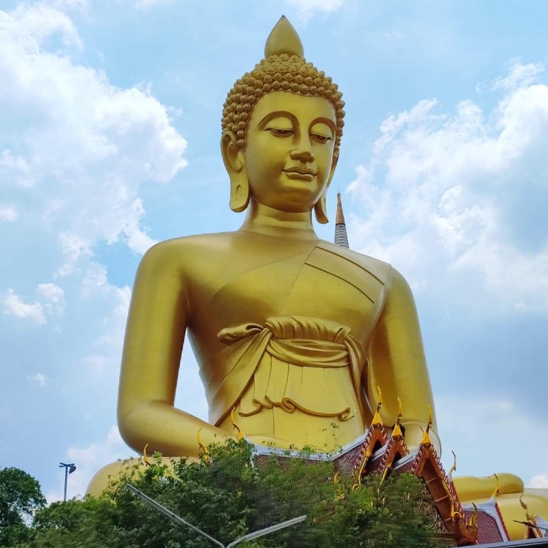 Huge gold Buddha statue